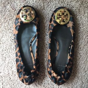 Tory Burch flats cheetah leopard print gold emblem